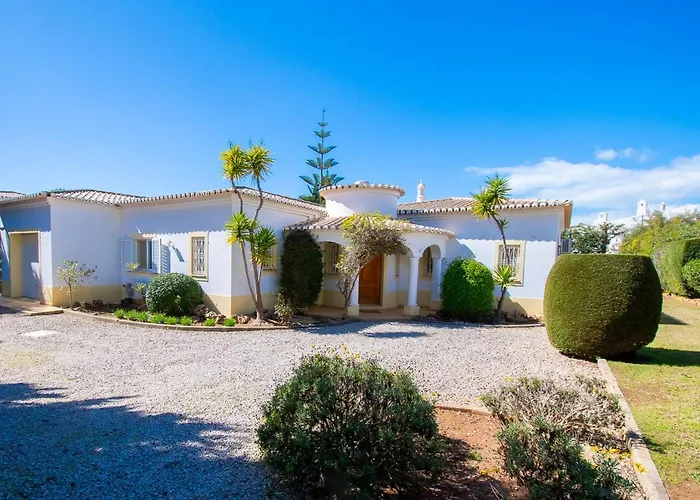 Villa La Pausa - Serene 3-Bedroom Retreat With Heated Pool